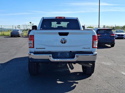 Bright White Clearcoat 2024 RAM 2500 Big Horn Crew Cab 4x4 6'4' Box