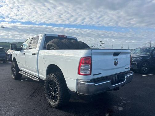Bright White Clearcoat 2024 RAM 2500 Big Horn Crew Cab 4x4 6'4' Box