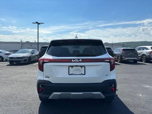 Snow White Pearl 2024 Kia Seltos LX