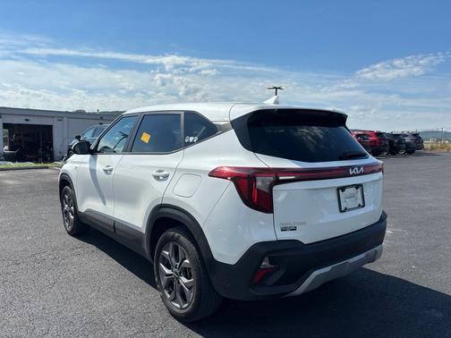 Snow White Pearl 2024 Kia Seltos LX