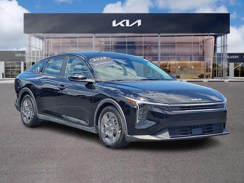 Aurora Black Pearl 2025 Kia K4 LX