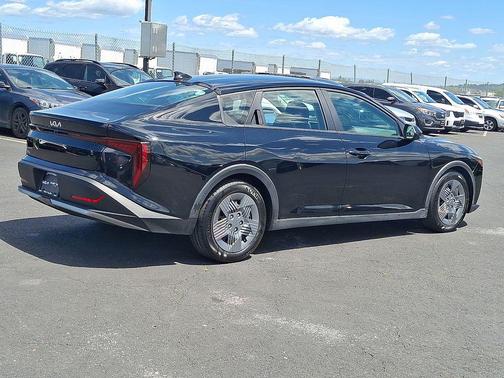 Aurora Black Pearl 2025 Kia K4 LX