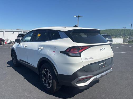 Snow White Pearl 2025 Kia Sportage LX