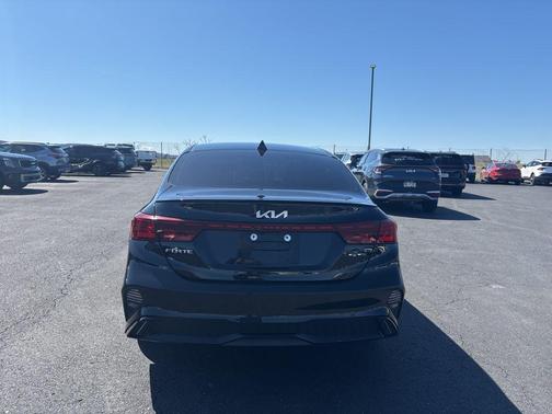 Aurora Black Pearl 2022 Kia Forte GT-Line
