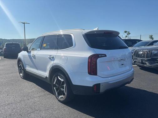 Glacial White Pearl 2024 Kia Telluride S