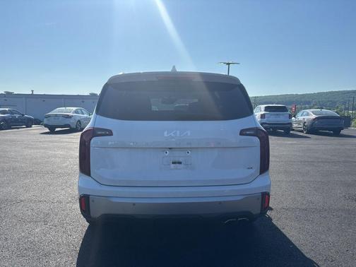 Glacial White Pearl 2024 Kia Telluride S