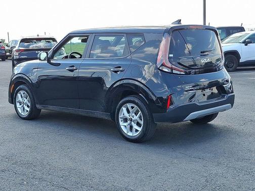 Fusion Black 2024 Kia Soul LX