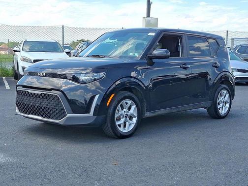 Fusion Black 2024 Kia Soul LX
