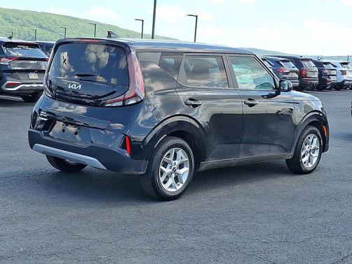 Fusion Black 2024 Kia Soul LX