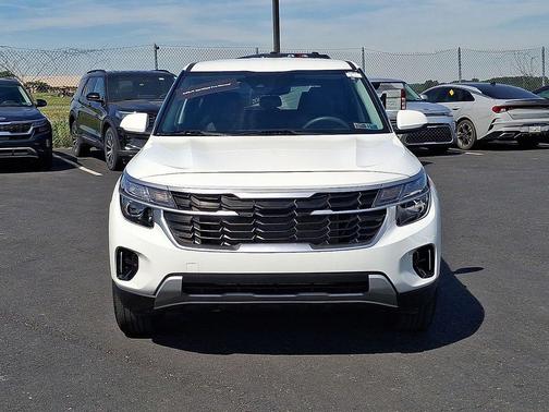 Snow White Pearl 2024 Kia Seltos LX
