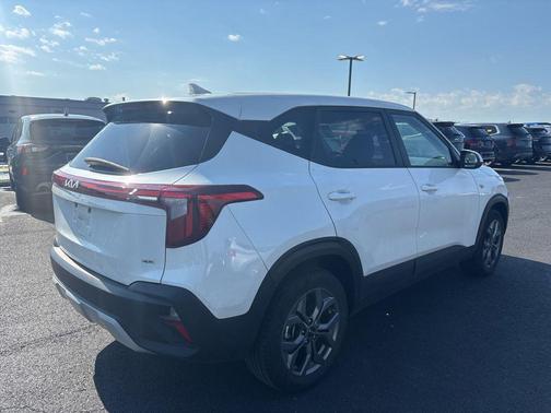 Snow White Pearl 2024 Kia Seltos LX