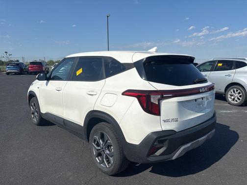 Snow White Pearl 2024 Kia Seltos LX