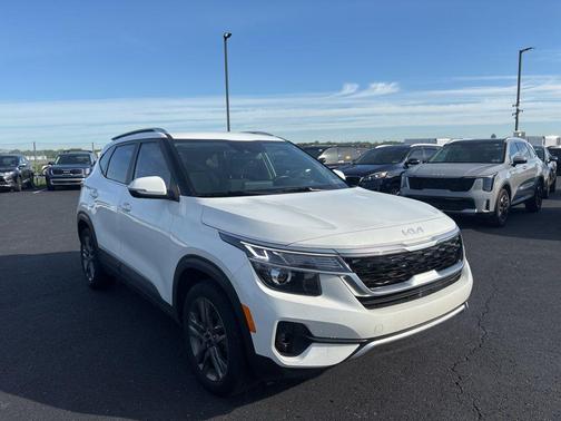 Snow White Pearl 2023 Kia Seltos S