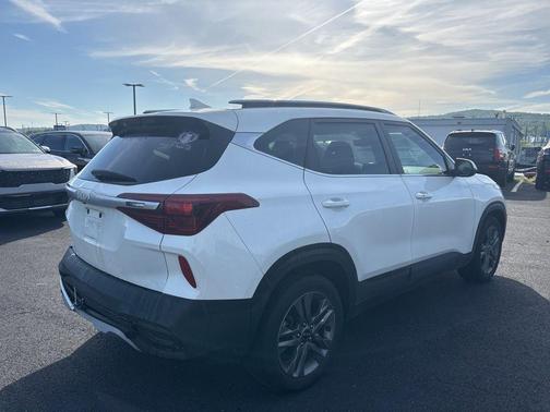 Snow White Pearl 2023 Kia Seltos S