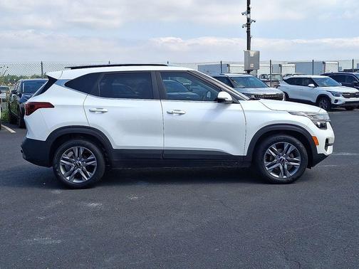 Snow White Pearl 2023 Kia Seltos S