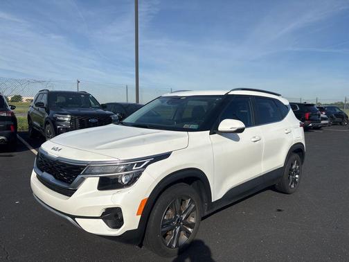 Snow White Pearl 2023 Kia Seltos S