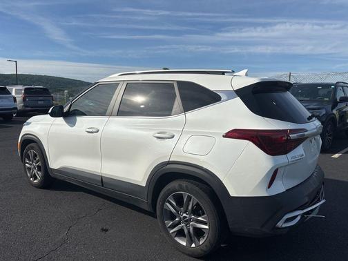 Snow White Pearl 2023 Kia Seltos S