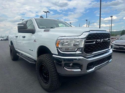 Bright White Clearcoat 2024 RAM 2500 Big Horn Crew Cab 4x4 6'4' Box