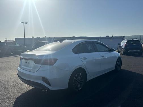 Snow White Pearl 2023 Kia Forte LXS