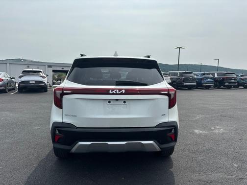 Snow White Pearl 2024 Kia Seltos S