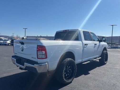 Bright White Clearcoat 2024 RAM 2500 Big Horn Crew Cab 4x4 6'4' Box