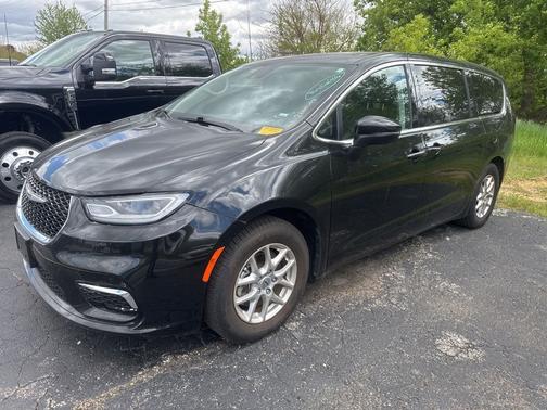 Brilliant Black Crystal Pearlcoat 2023 Chrysler Pacifica Touring L