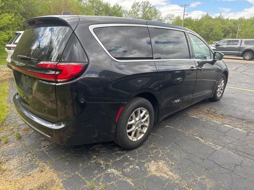 Brilliant Black Crystal Pearlcoat 2023 Chrysler Pacifica Touring L