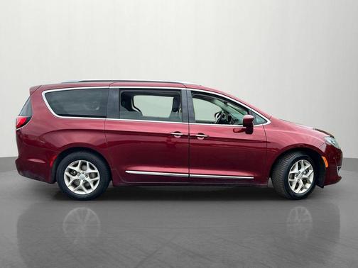 Velvet Red Pearlcoat 2020 Chrysler Pacifica Touring L