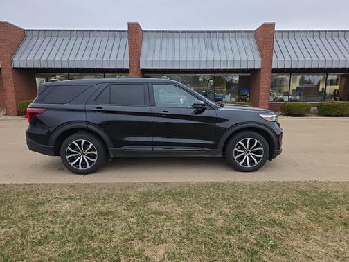 Black 2021 Ford Explorer ST