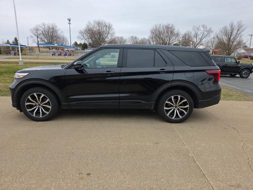 Black 2021 Ford Explorer ST