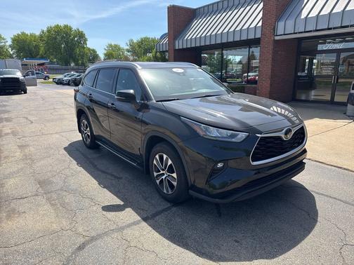 Midnight Black Metallic 2020 Toyota Highlander XLE