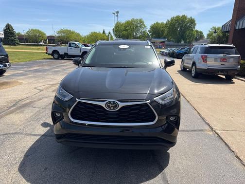 Midnight Black Metallic 2020 Toyota Highlander XLE
