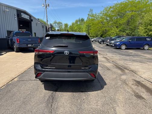 Midnight Black Metallic 2020 Toyota Highlander XLE