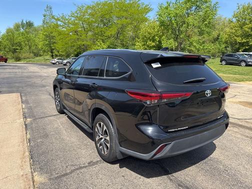 Midnight Black Metallic 2020 Toyota Highlander XLE