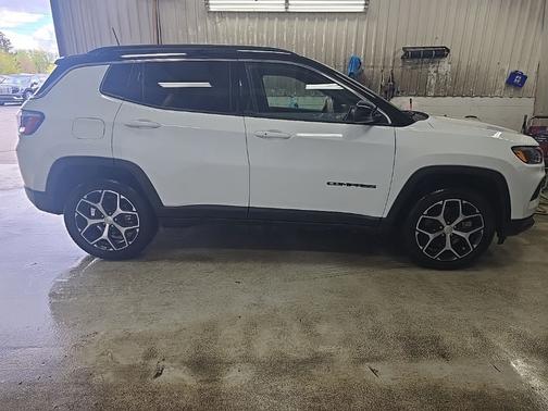 Bright White Clearcoat 2024 Jeep Compass Limited