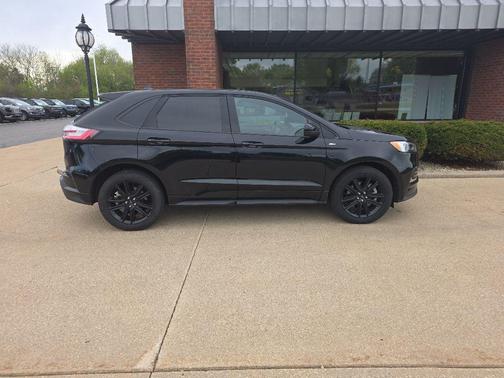 Black Metallic 2023 Ford Edge ST Line