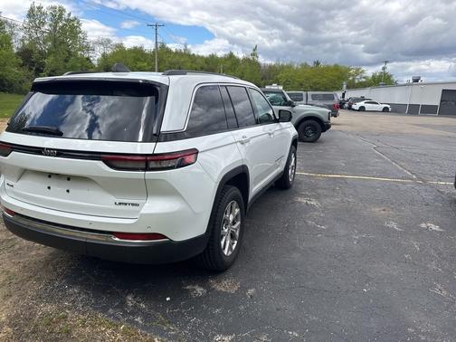 Bright White Clearcoat 2023 Jeep Grand Cherokee Limited