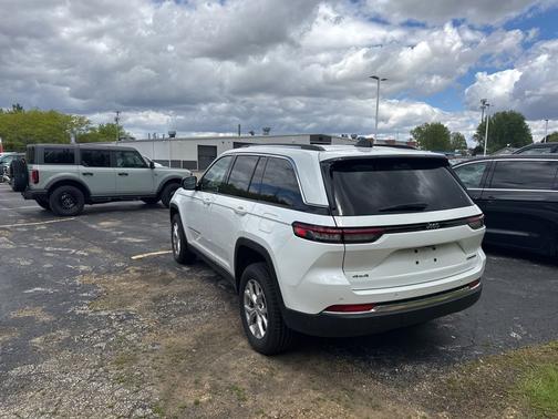 Bright White Clearcoat 2023 Jeep Grand Cherokee Limited