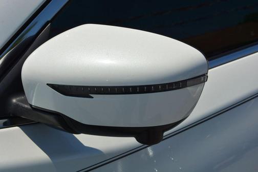 White 2018 Nissan Rogue SV
