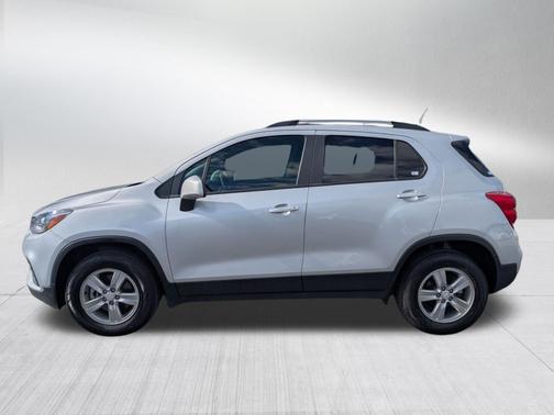 Silver Ice Metallic 2022 Chevrolet Trax LT