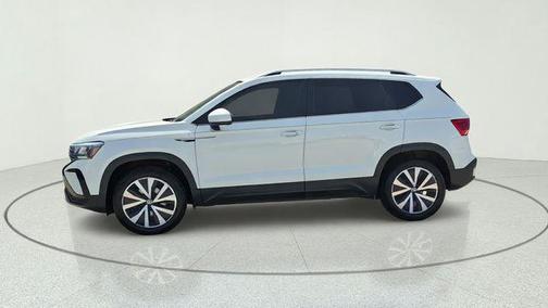 Pure White 2022 Volkswagen Taos 1.5T SE
