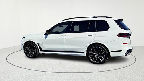 2023 BMW X7 M60i