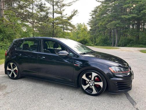 Deep Black Pearl 2015 Volkswagen Golf GTI 2.0T SE 4-Door