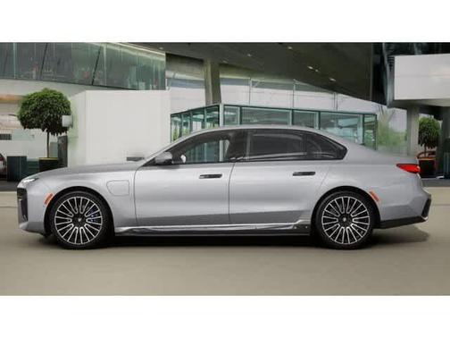 2025 BMW 750e xDrive