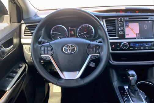 Midnight Black Metallic 2019 Toyota Highlander XLE