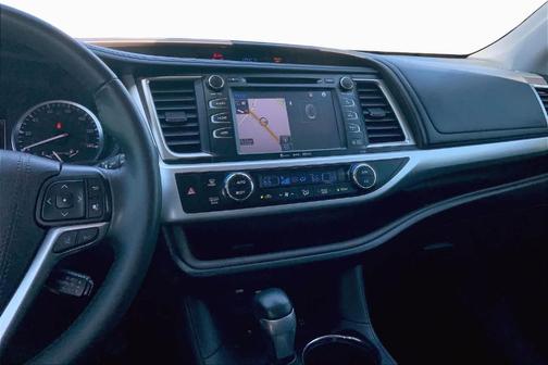 Midnight Black Metallic 2019 Toyota Highlander XLE