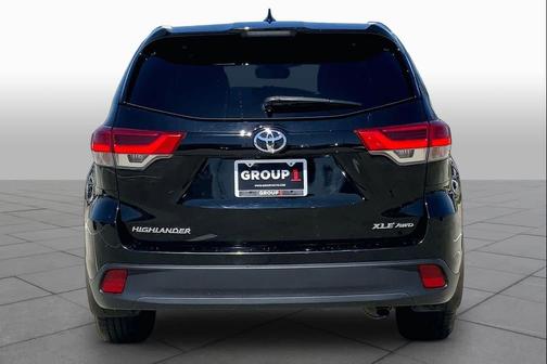 Midnight Black Metallic 2019 Toyota Highlander XLE