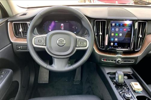 2022 Volvo XC60 B5 Momentum