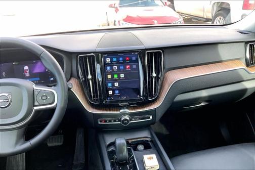 2022 Volvo XC60 B5 Momentum