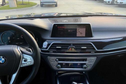 2019 BMW 750 i